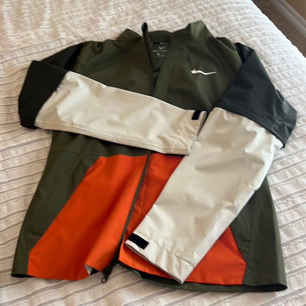 Nike Hypershield golf rain jacket. Men’s size medium. Sleeves can zip off